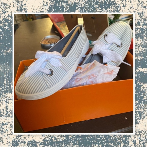 Rocket Dog Women’s Pinstripe Slip on Bow Flats - Picture 2 of 7